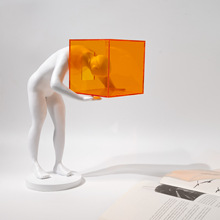 现代简约亚克力橙色囚笼人物雕塑树脂摆件客厅玄关酒店家居装饰品