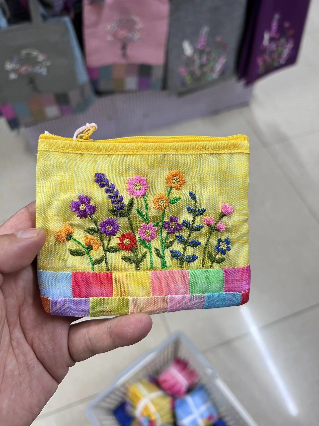 노란색