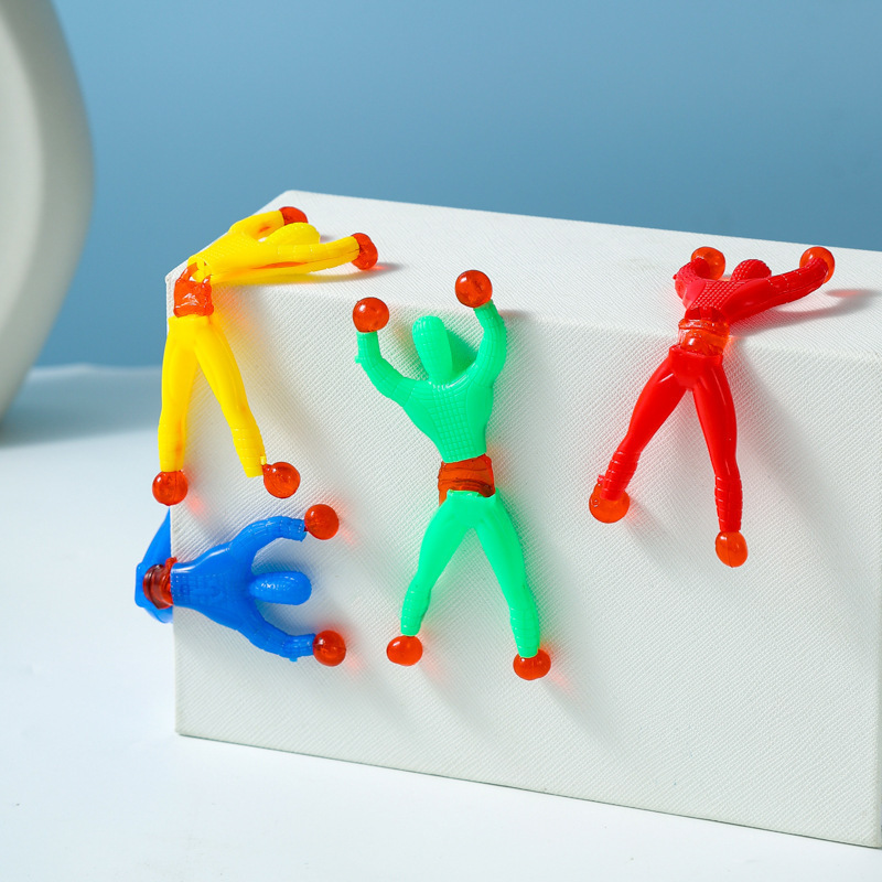 Los puestos del mercado nocturno de Yiwu empujan pequeños productos básicos, los puestos circulares, los regalos para niños de celebridades de Internet, los juguetes luminosos