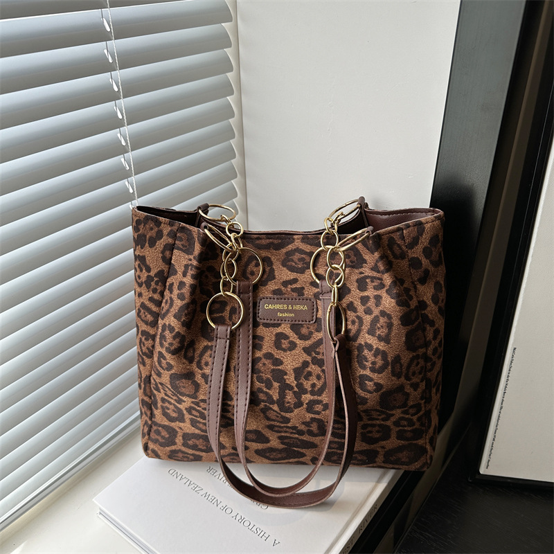 Lässige, geräumige Tragetasche für Damen, Herbst 2024, aus Wildleder mit Leopardenmuster, Schulter- und Handtasche_voghion.com