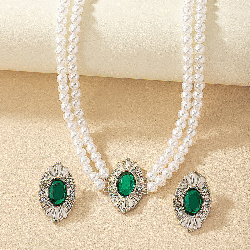 retro jewelry pearl