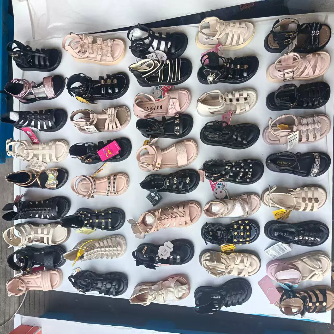 Детские сандалии, модные, с мягкой подошвой, новинка 2025 года, туфли-принцессы для девочек, летние римские сандалии для детей среднего и старшего возраста, обувь для девочек