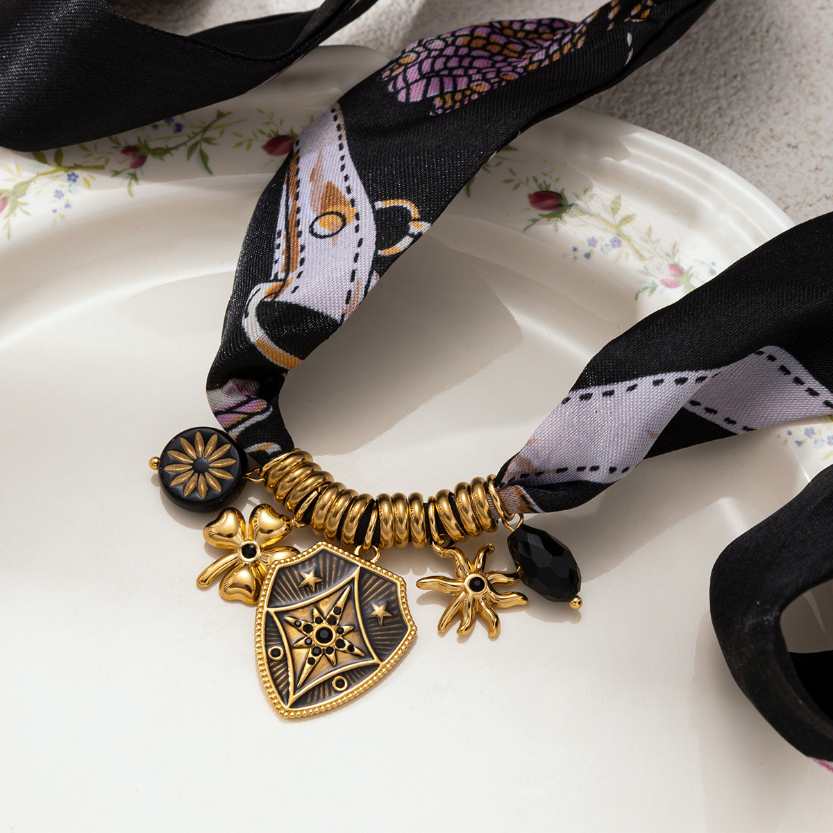 Collar de acero inoxidable de estilo europeo y americano, lujo ligero, diseño de alto nivel, collar de bufandas de flores, escudo, mujer no se desvanece