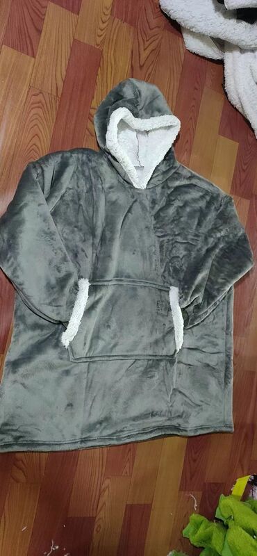 怠け者の頭のパジャマの保温服の羊の小毛のテレビのじゅうたんの抱擁式の帽子のシャツの防寒保温のパジャマの家の服|undefined