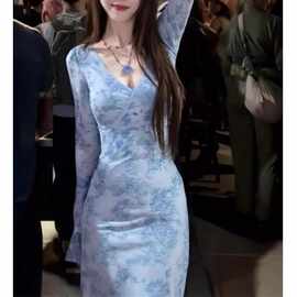 纯欲性感v领喇叭袖网纱植绒印花连衣裙女春季感弹力修身长裙