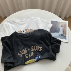 レトロな自動車アニメのプリントがゆったりしていて、やせている灰色の半袖の底のシャツのtシャツの女性の半袖の上着の女性です。