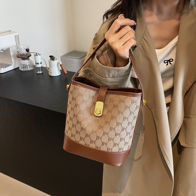 レトロでシンプルな新しい女性用ハンドバッグ、人気のファッショナブルでカジュアルで多用途な大容量の中年母親のショルダークロスボディバッグ|undefined