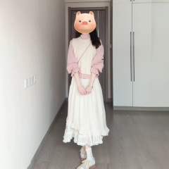 春の学院風はミルクの白い麻の花のニットの馬甲のピンクの木の耳元のシャツの半身のスカートの3つのセットを着ます。