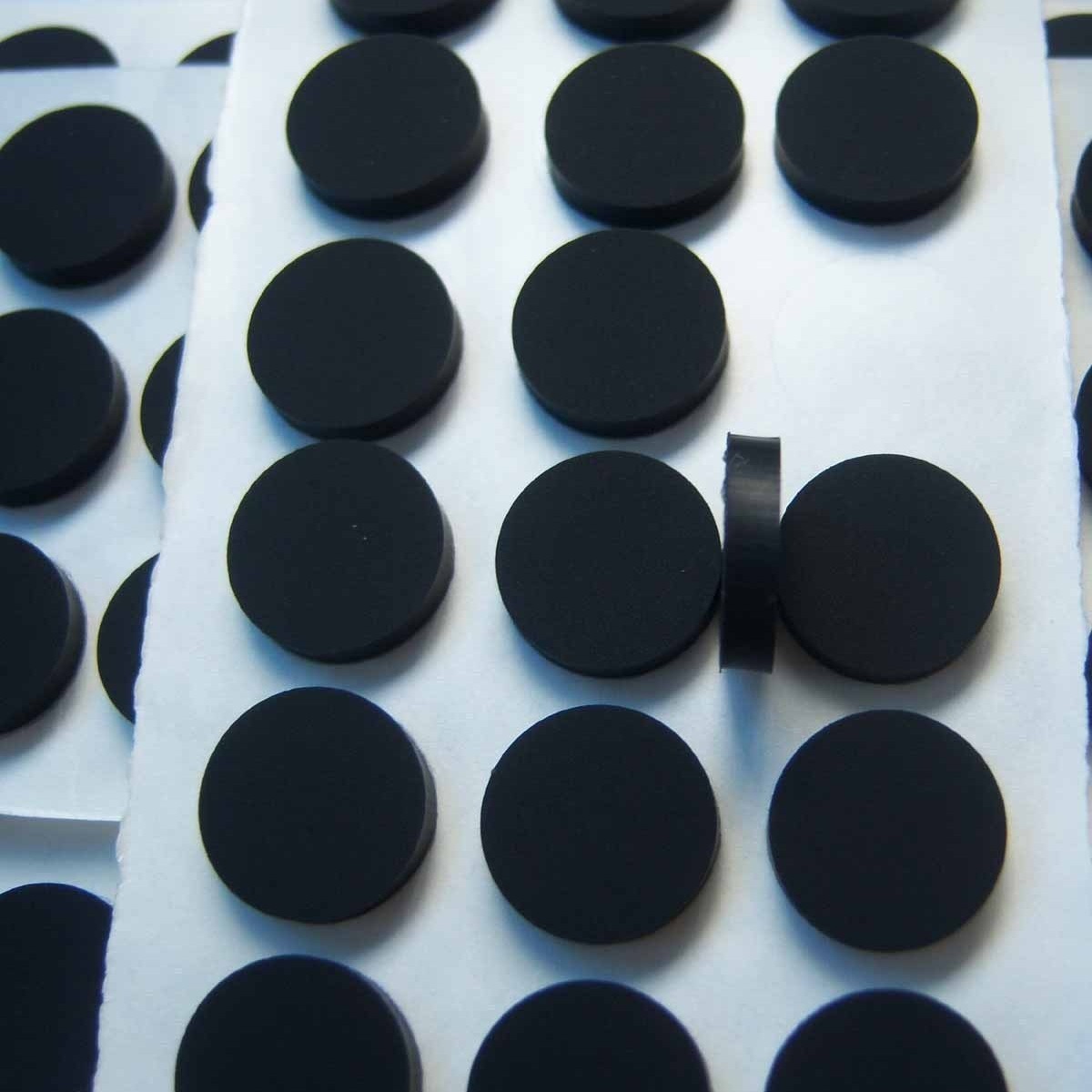 供应批发背胶硅胶垫 圆形自粘硅胶垫 硅胶防滑脚垫 本色硅胶垫