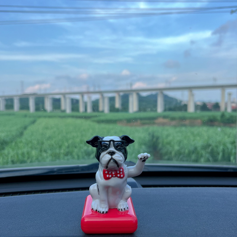 Adornos para automóviles cruzados, decoración para automóviles de resina, accesorios interiores para perros de palomitas de maíz para automóviles solares, sacudiendo la cabeza y llamando a la muñeca
