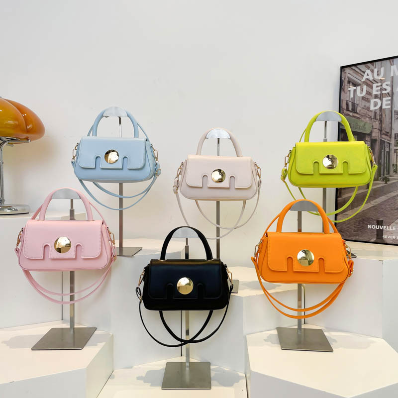 Bolso de un solo hombro de estilo occidental simple de moda de personalidad francesa 2025 primavera nueva versión coreana bolso pequeño de mensajero casual