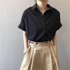 夏の薄いデザイン感半袖シャツ女性の小衆港風レトロなゆるいvネックシャツのユニークな韓国系上着