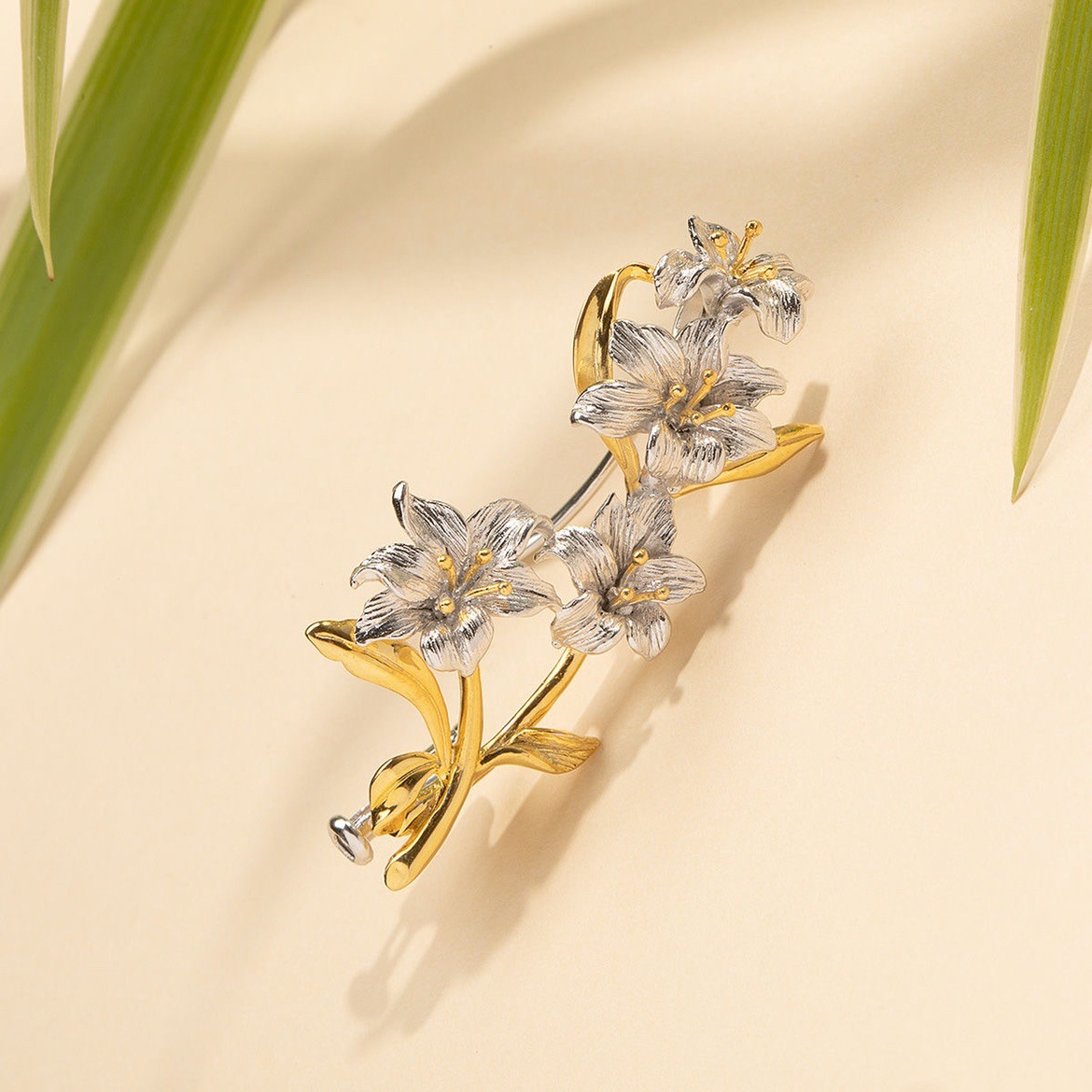 New Chinese Style Versatile Elegant Brooch with Gold-Plated Silver Pendant Featuring a Flower Design, Suitable as a Birthday Gift for Women, Wholesale