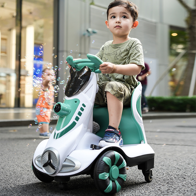 Coche eléctrico para niños, máquina de soplado de burbujas, coche de juguete de control remoto equilibrado para niños y niñas, coche de deriva de cuatro ruedas para bebés