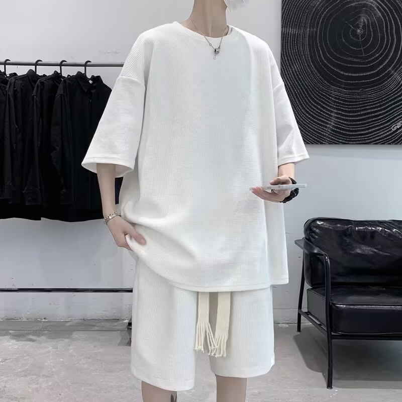 半袖スーツ男性夏insファッション学生レジャースポーツは半袖パンツの薄い男性服を着ている|undefined