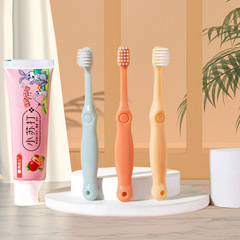 キャンディー色の子供用歯ブラシ3本に2 ~ 5歳の赤ちゃんの乳幼児用の細い柔らかい毛の歯ブラシメーカーが卸売りしています。