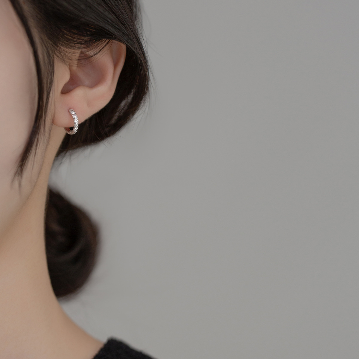 Eloch s925 plata retro in diamantes compactos pernos de orejas torcidos ligeros de lujo torsión orejas de alta calidad M03496