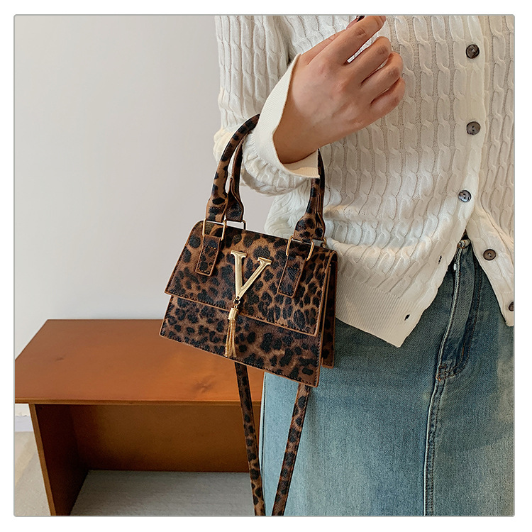 The new leopard print handbag is trendy and stylish. The crossbody bag has a simple texture and a spicy girl style. It is a unique single-shoulder small square bag undefined
