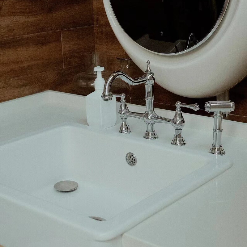 American-Style Open Kitchen Faucet with Pull-Out Spray Gun, Four-Hole Kitchen Faucet in Brushed Gold