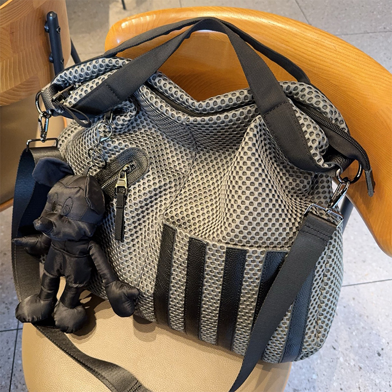 Bolso de moda de mujer nuevo bolso de tela de malla, bolso de hombro, bolso de transporte de gran capacidad, bolso de transporte de ocio con colgantes de moda