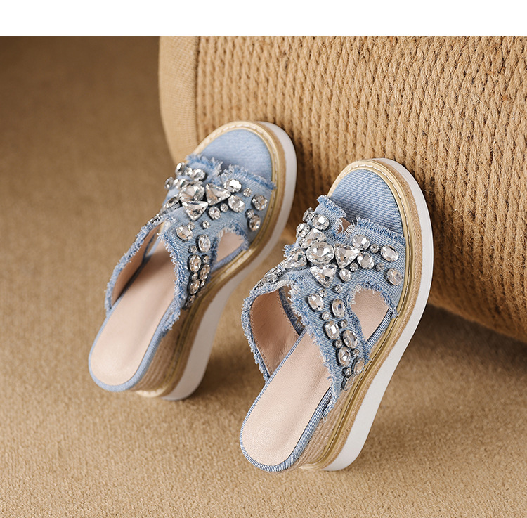 Dép sandal nữ quai ngang đế xuồng cao gót 9 cm, chất liệu denim phối đá đính và đế cói — Cao bồi xanh chi tiết 12
