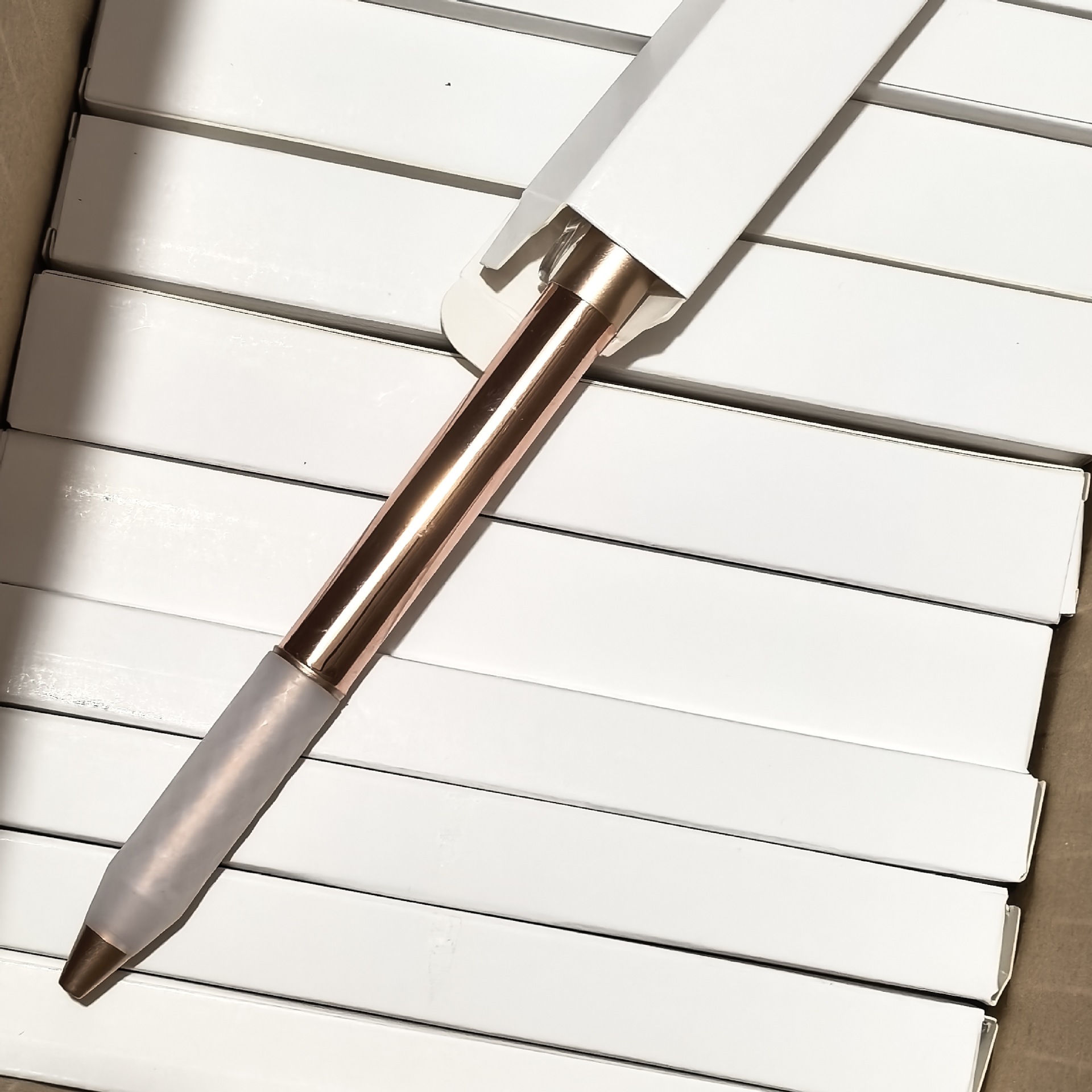 황금색 흰색 상자