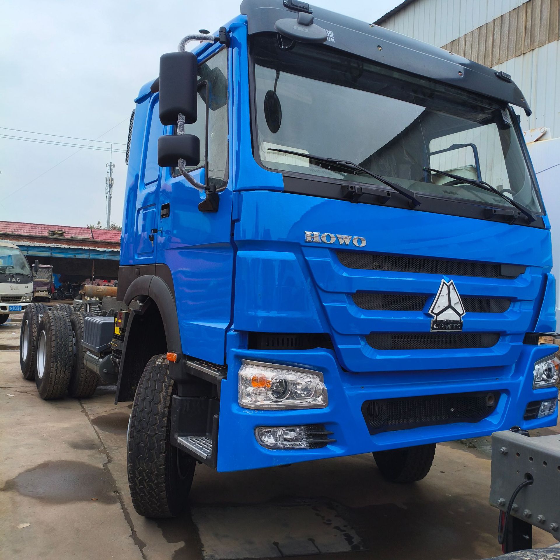 Exporting Howo 350-Horsepower Cement Tanker, Large 12-Cubic-Meter and 14-Cubic-Meter Cement Tanker