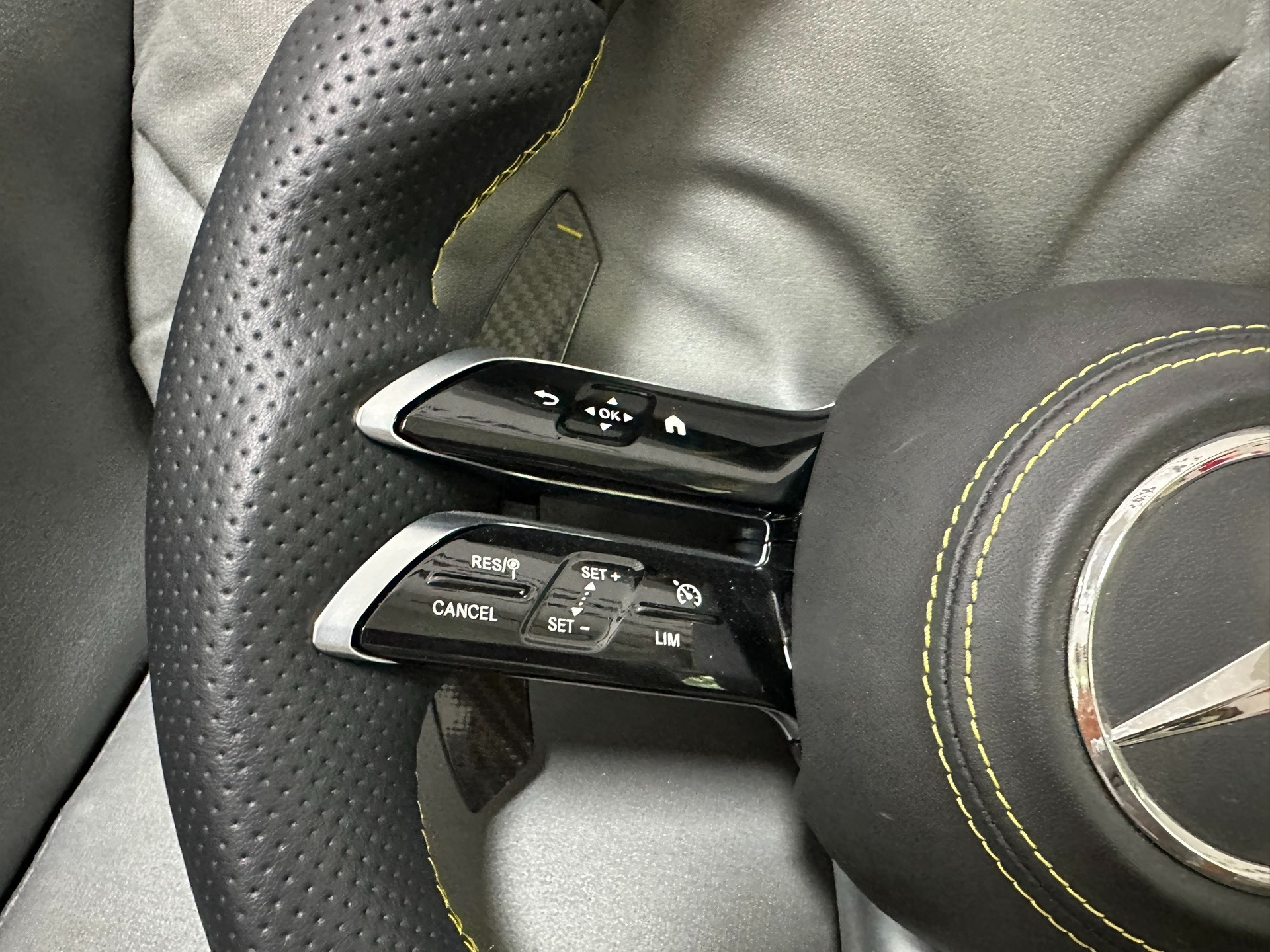 Suitable for Mercedes-Benz Dragonfly AMG steering wheel assembly, GLC260, GLB, E-Class, CLA, all older models upgraded to carbon fiber