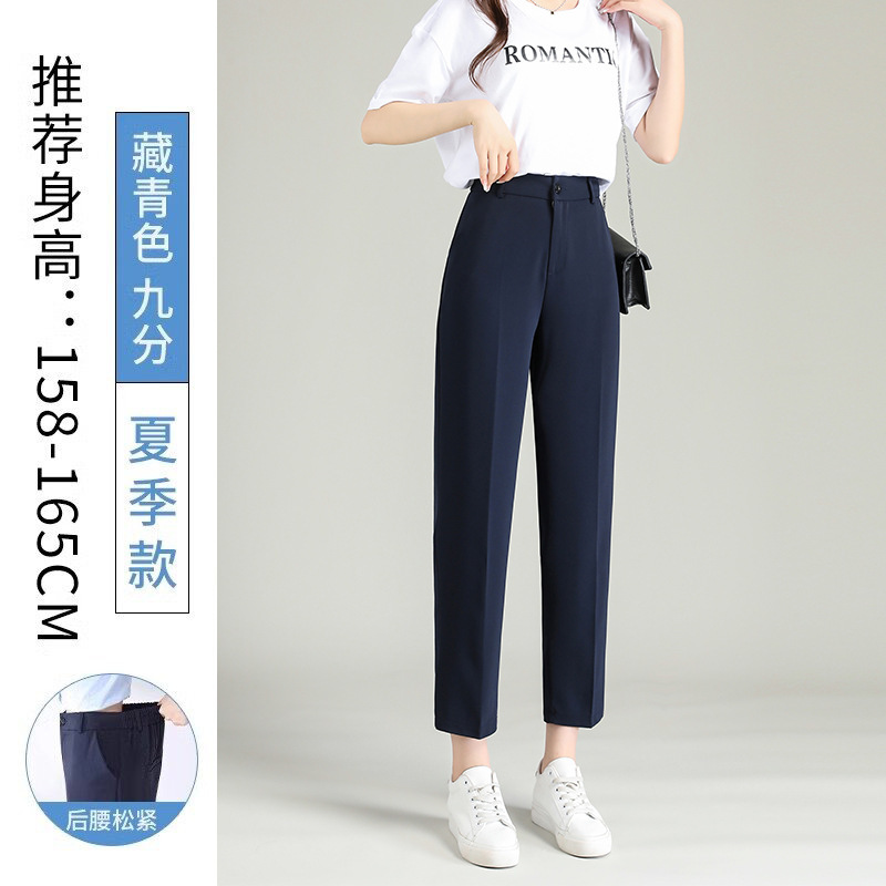 黒いスーツのズボンの女性のペンダント感があります。|undefined