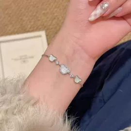 项链;耳钉;手链