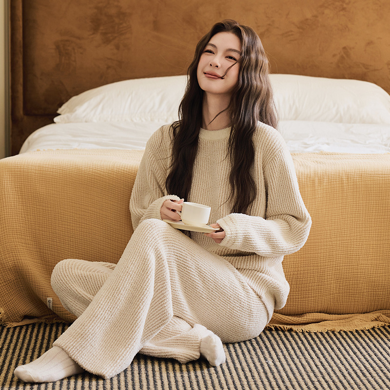Autumn and winter retro-style half-fleece pajama set for women, featuring a luxurious and warm design, perfect for lounging at home or wearing as outerwear