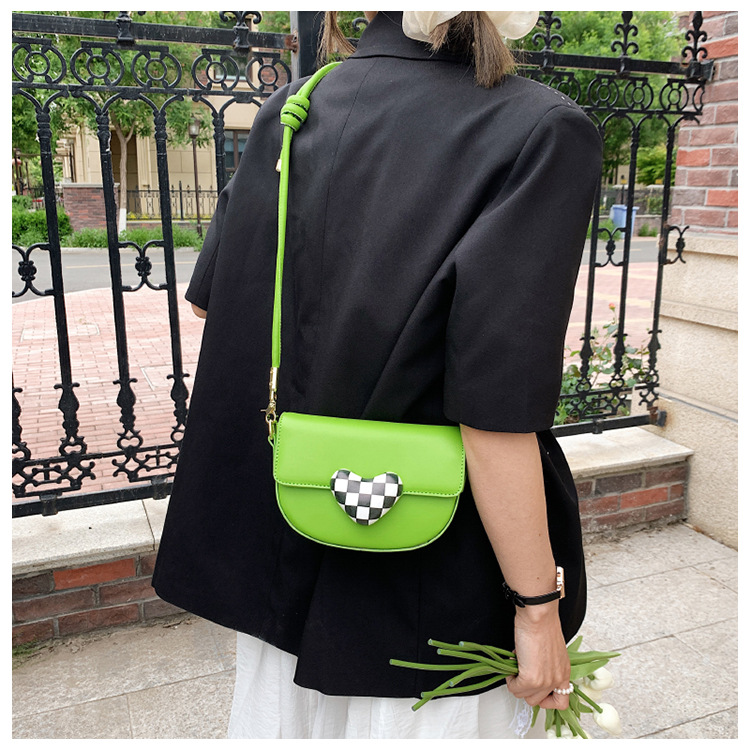 2022 Summer New Candy Color Heart Plaid Shoulder Small Square Bag display picture 2