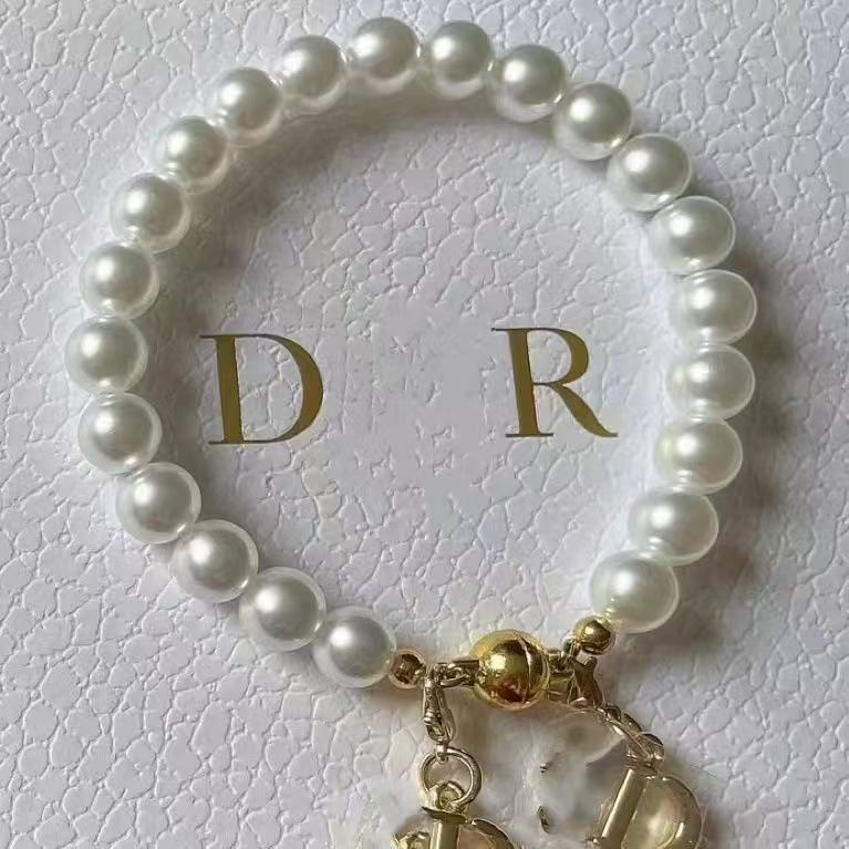 d家新款磁吸珍珠手链字母猪鼻子圆牌DIY手机链改造金属质感精致