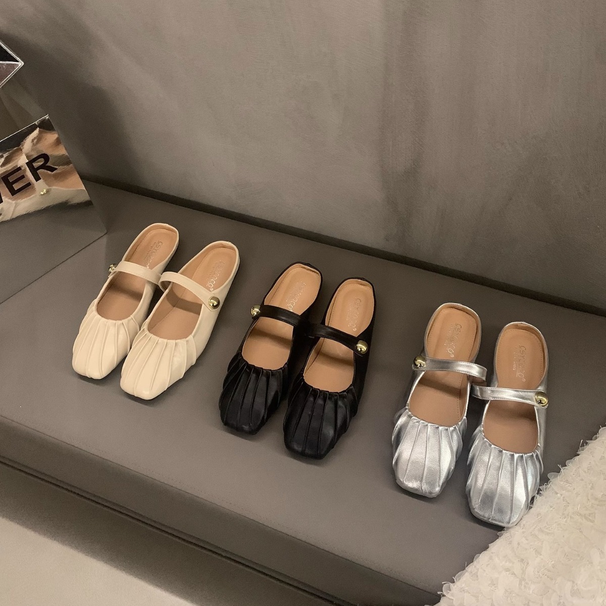 Zapatos de plata primavera y verano para mujer estilo caliente Baotou medio trapeador para llevar 2024 nuevas sandalias Mary Jane con falda zapatos individuales