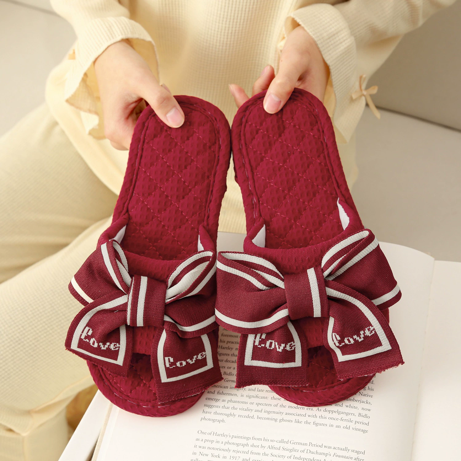 Ненужный год, красные тканые тапочки, женские домашние деревянные полы, тихие мягкие подошвы