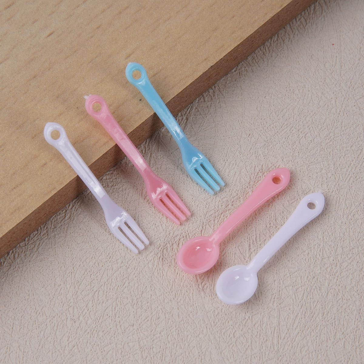 Миниатюрные вилки и ложки 3 см, реквизит для кукольного домика, миниатюрная пластиковая посуда, красочные, лечебные, маленькие ложки с отверстиями