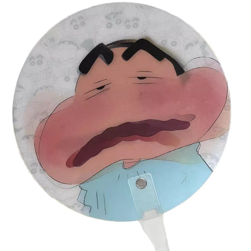 クレヨンしんちゃんは扇子の格子のアイデアの扇子をいじります。|undefined