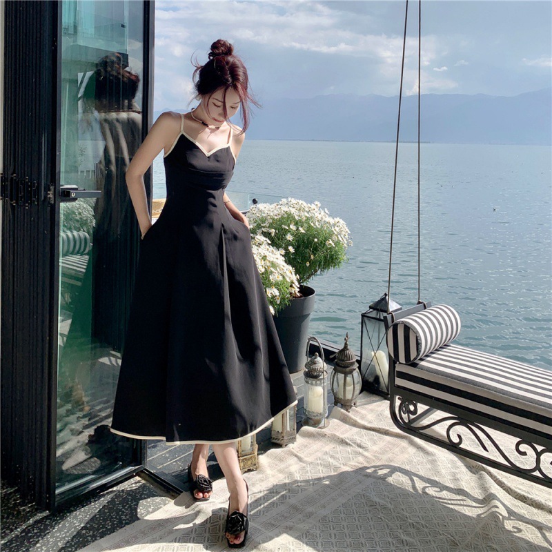 法式复古时尚收腰显瘦撞色V领吊带连衣裙设计感赫本风气质小黑裙