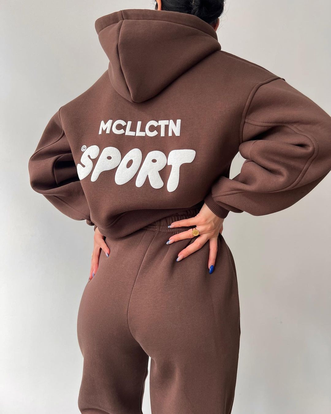 2024 Herbst/Winter neues lässiges Plüsch-Langarm-Kapuzenpullover- und Hosen-Set mit bedrucktem Kapuzenpullover_voghion.com