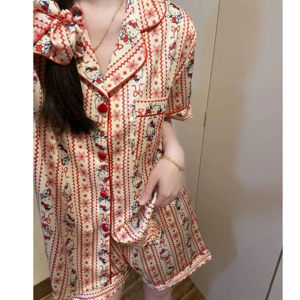 Venta al por mayor transfronteriza de tiras rojas KT pijamas de seda de hielo pantalones cortos de manga corta de verano para mujer cárdigan de dibujos animados dulce traje de servicio a domicilio fresco