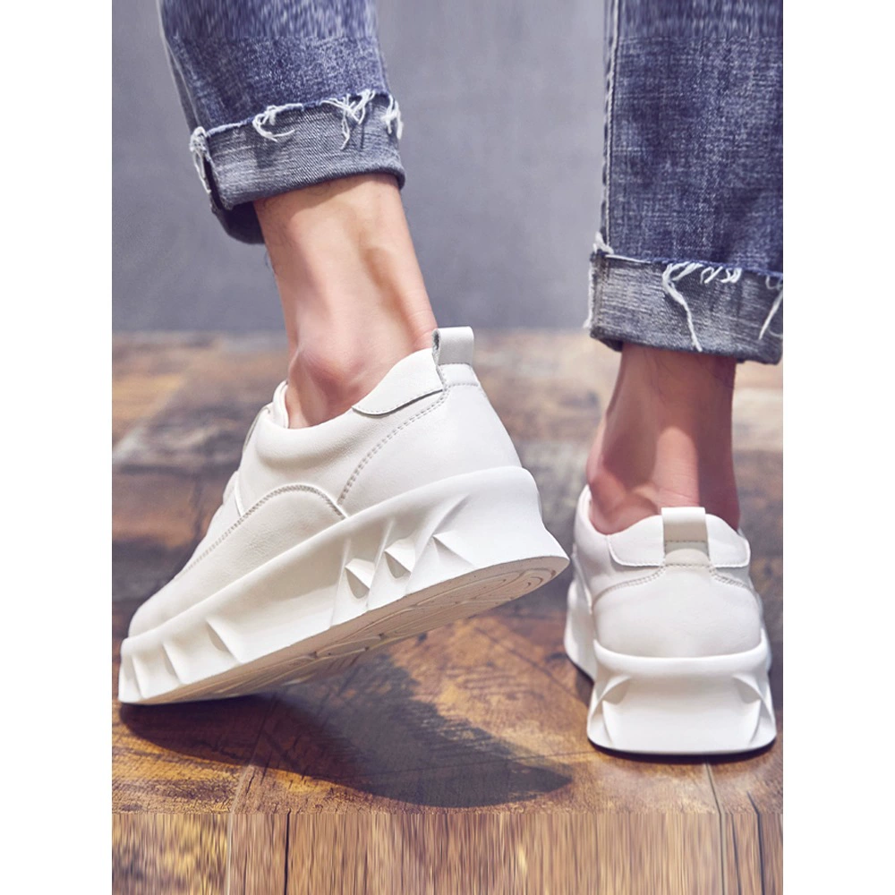 Летние 2025 новые белые кроссовки в корейском стиле, модные универсальные белые кроссовки на толстой подошве, низкие повседневные туфли для мужчин.