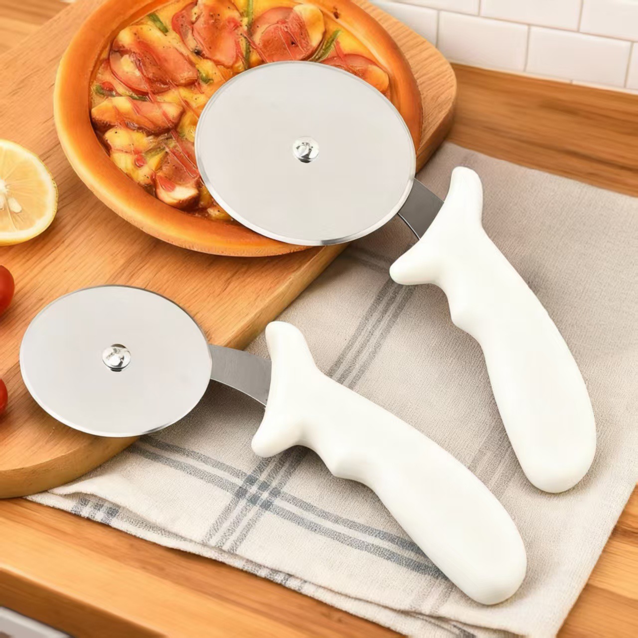 Kitchen Stainless Steel Pizza Cutter Round Roller Baking Tool with Plastic Handle Single-Wheel Pizza Cutter Kitchen Gadget