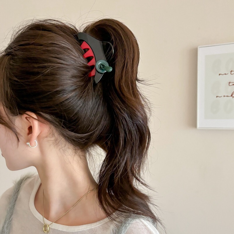 新しいスタイルのヘアクリップ、女性用、髪の量が多い方にも最適、おしゃれでファッショナブルな中型シャーククリップ、日常使いに万能なヘアアクセサリー|undefined