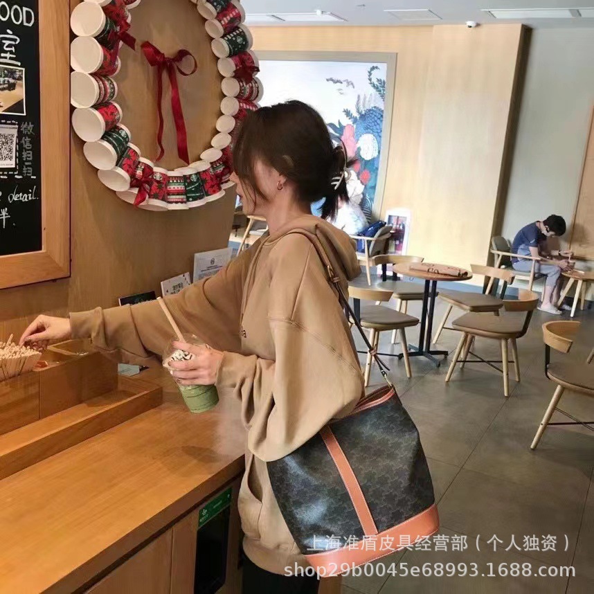 2023 nuevo bolso de mujer arco del triunfo bolso de cubo de agua de alta gama retro bolsa de compras de flores antiguas bolsa de hombro único de gran capacidad