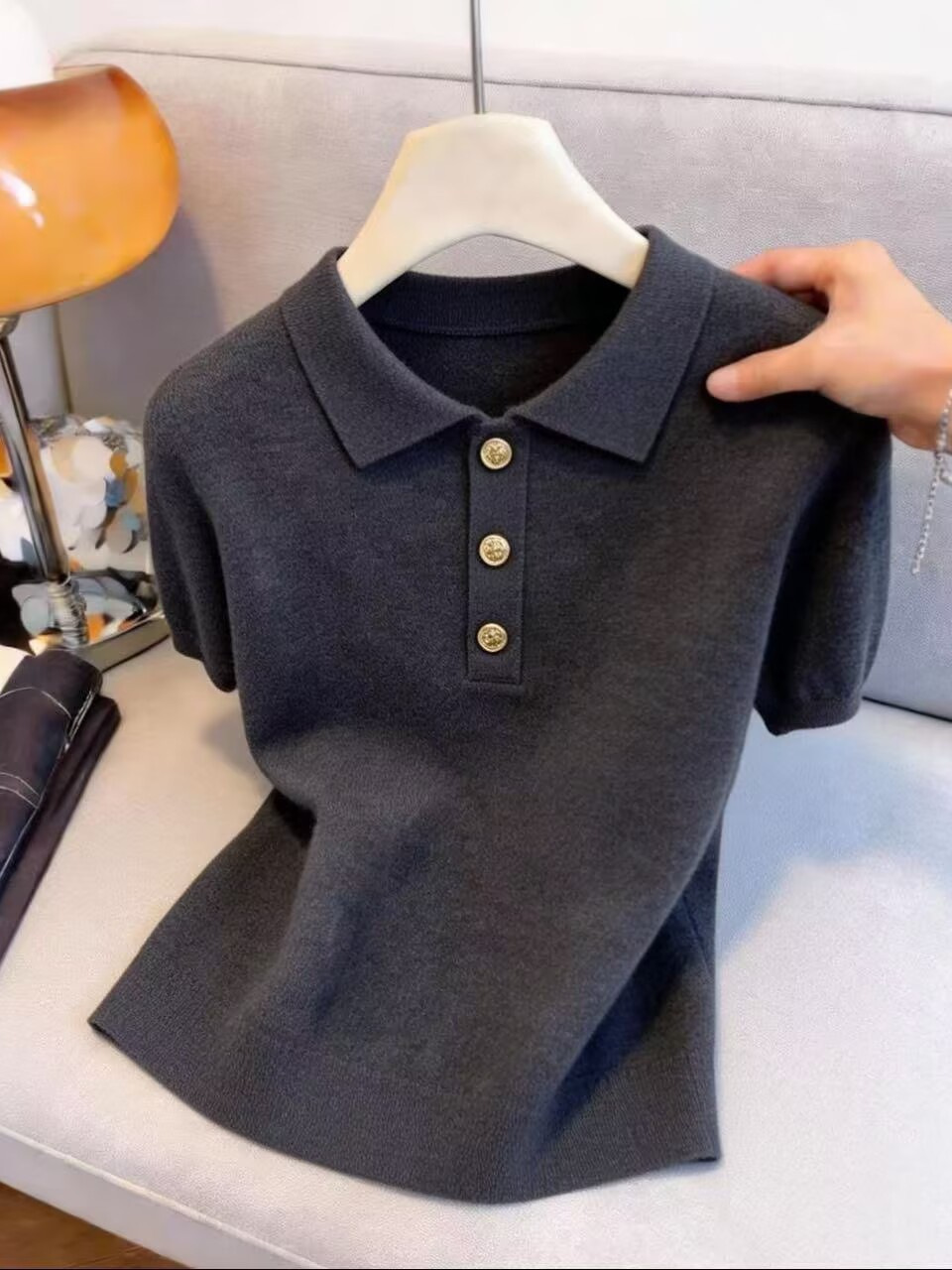 Áo thun polo nữ tay ngắn cổ bẻ phong cách Pháp, dáng ôm vai vuông, thiết kế gầy — màu xám