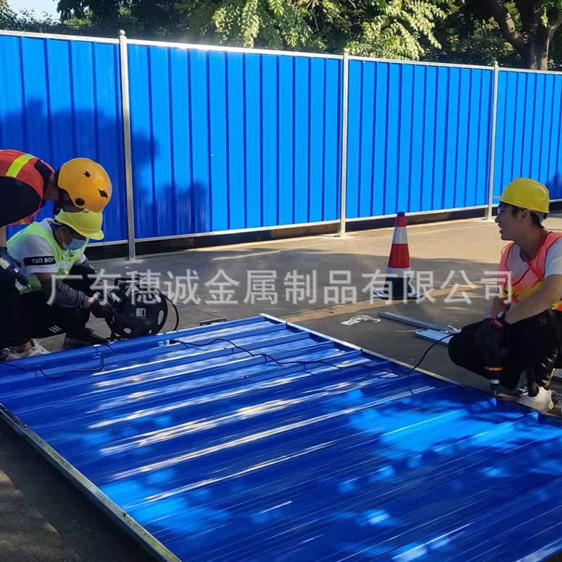 深圳建筑工地彩钢围挡现货蓝色铁皮房地产工程小草围挡PVC围挡