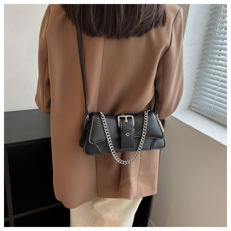 Women's Small Pu Leather Solid Color Vintage Style Magnetic Buckle Shoulder Bag display picture 8