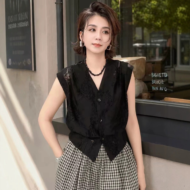 Lace Hollow-Out V-Neck Sleeveless Shirt for Women, 2026 Summer New Fashion, Gentle and Elegant, Versatile, Waist-Cinching, Slimming Top Lace Hollow-Out V-Neck Sleeveless Shirt for Women, 2026 Summer New Fashion, Gentle and Elegant, Versatile, Waist-Cinching, Slimming Top