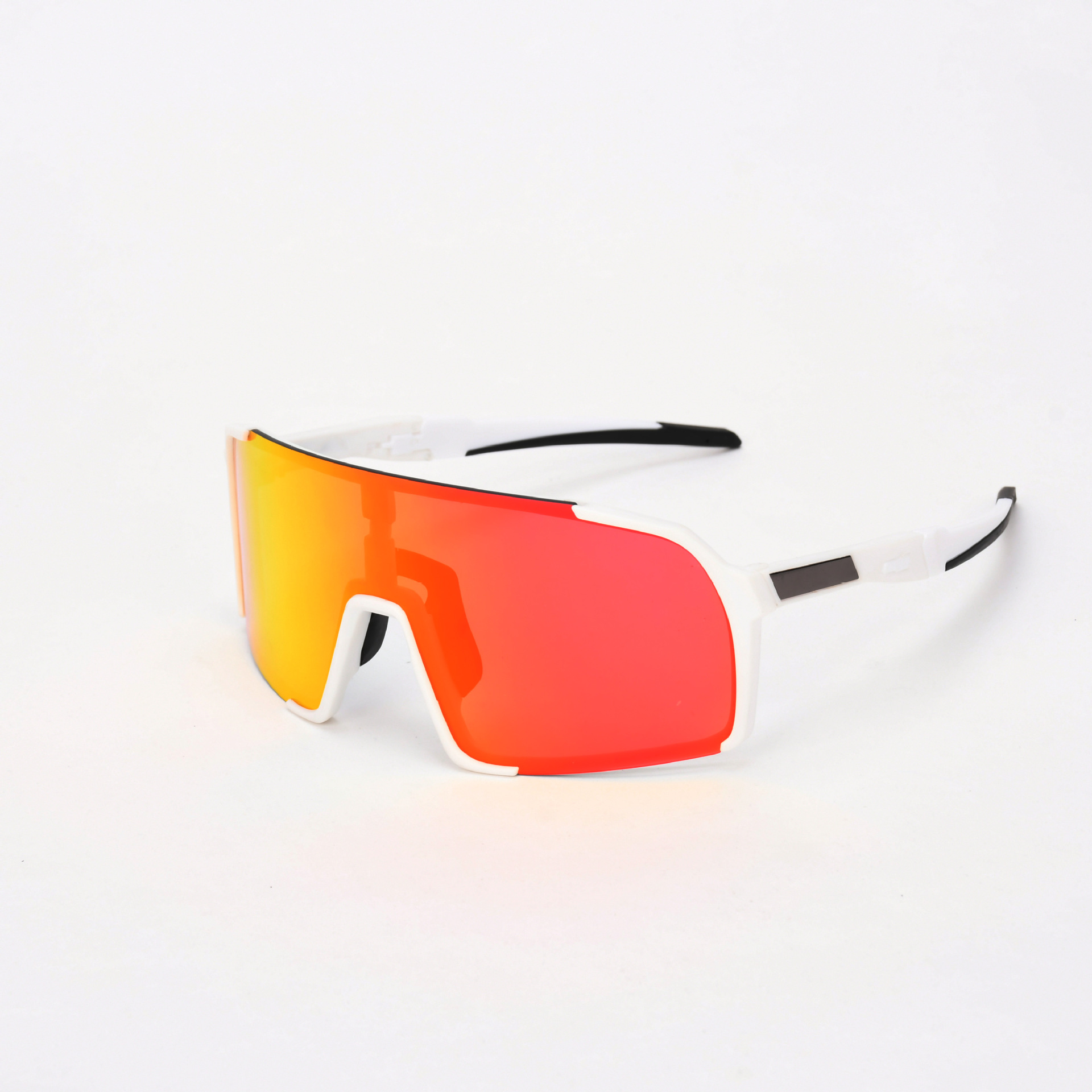 흰색 프레임, 검은색 다리와 꼬리, 모두 빨간색