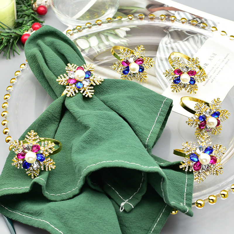 En stock nuevo exquisito Navidad copo de nieve servilleta hebilla aleación hueco servilleta anillo diamante joyería oro